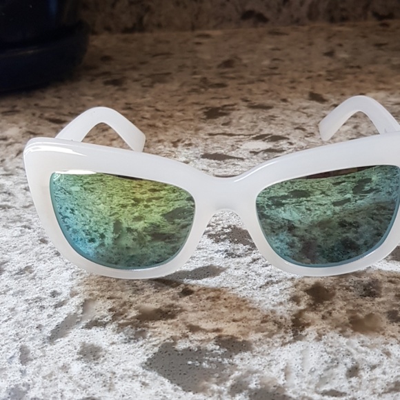 3 sunglasses, American Eagle, Guess and Quay - Picture 6 of 8